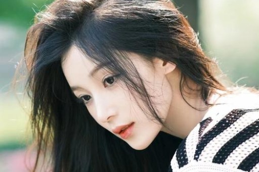 谢娜成都演唱会想看人数超35万艺人跨界为何引争议